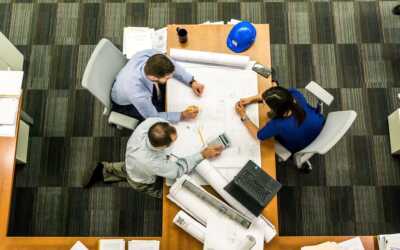 ¿Cuáles son algunas razones por las que una empresa podría externalizar la logística?